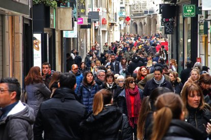 Imatge de l’Eix Comercial en ple període de rebaixes.