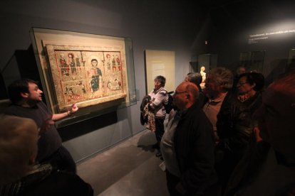 Imagen de archivo de una visita guiada al Museu de Lleida ante el frontal románico de Tresserra.