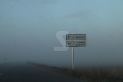 Boira en l'accés a l'aeroport d'Alguaire aquest dimecres a primera hora del matí.