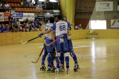 Jugadors del Llista celebren un dels gols contra el Sant Cugat.