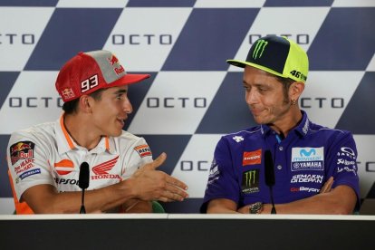 Màrquez, en el momento de tender la mano a Rossi, que no quiso dársela.