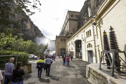 La central de Camarasa acogió ayer la inauguración de la exposición sobre su centenario.