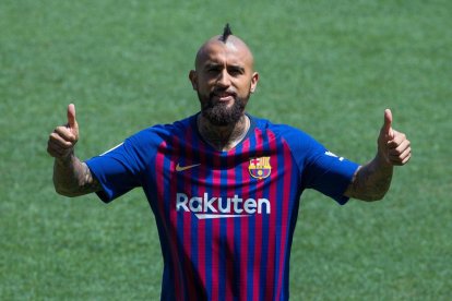 Arturo Vidal es va enfundar ahir per primera vegada la samarreta del Barça.