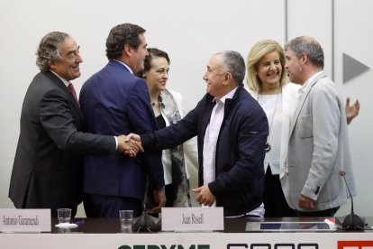 Patronales y sindicatos se dan la mano tras la firma del acuerdo.