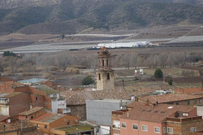 La nueva cubierta de la iglesia de La Granja (izquierda) y el obispo de Lleida, Salvador Giménez, en el inicio de la misa de ayer domingo.