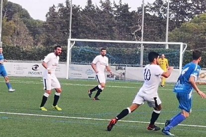 Diversos jugadors del Borges, durant una acció del partit d’ahir a Cambrils.