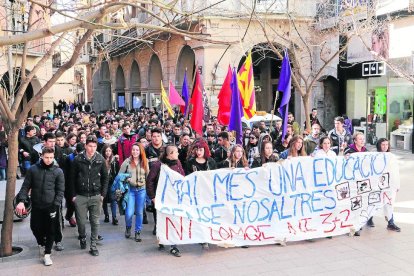 Estudiantes leridanos se manifiestan contra la reforma educativa que supone la LOMCE. 