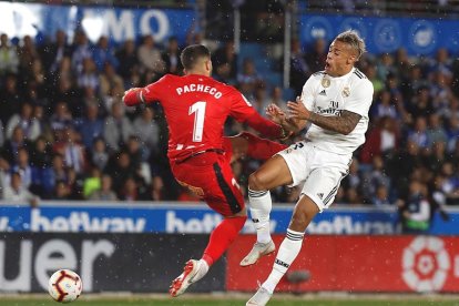 Mariano, en una acció del partit amb el guardameta de l’Alabès, Pacheco, ahir a Mendizorrotza.