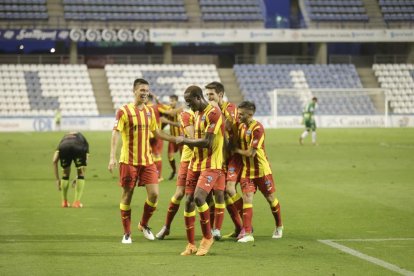 Noel, a la izquierda, celebra un gol con sus compañeros.