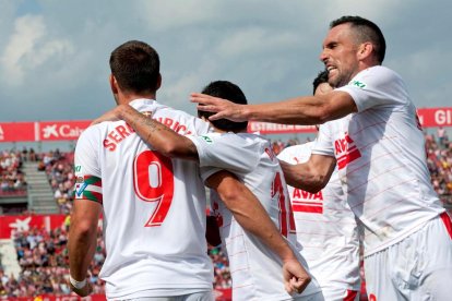 Els jugadors de l’Eibar celebren el tercer gol al camp del Girona, obra de Sergi Enrich.