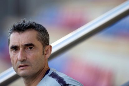 Ernesto Valverde, durant l’entrenament d’ahir a la Ciutat Esportiva.