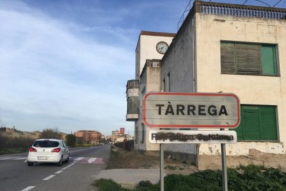 Esborren el cartell de 'república' a Tàrrega