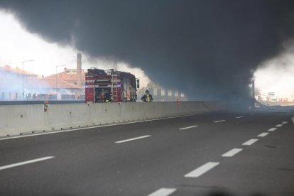 Imatge de la gran fumarada provocada per l’enorme explosió.