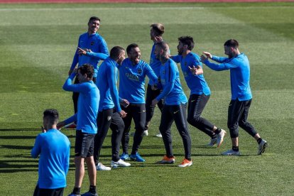 Los jugadores de Boca Juniors, durante su entrenamiento de ayer en Madrid.