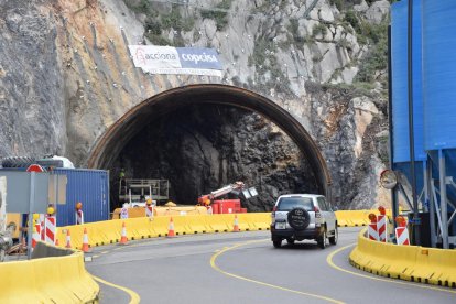 Los operarios trabajaban ayer en la boca sur del túnel de Tres Ponts.