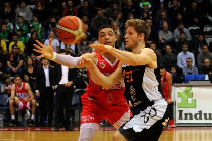 Derksen lucha un balón con un rival del Manresa.