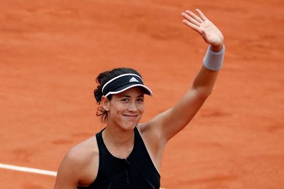 Garbiñe Muguruza saluda després de derrotar Xaràpova.