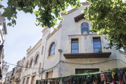 La fachada del edificio del Ateneu de Guissona.