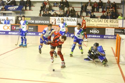 Un jugador del Reus intenta rematar a la portería leridana, rodeado de jugadores del Llista, en una acción del partido de ayer.