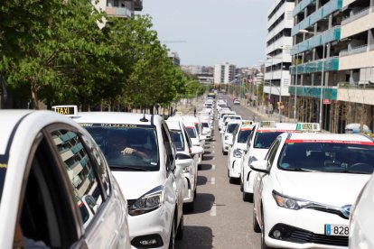 Marxa lenta dels taxistes de Lleida en record del seu company assassinat