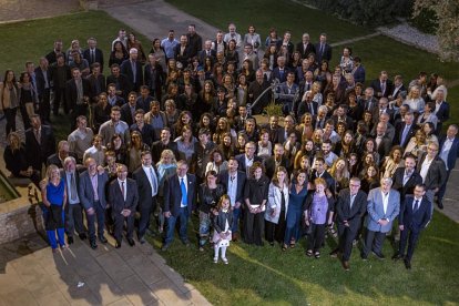 Foto de família dels assistents a la festa del col·legi divendres, al Palau de Margalef.