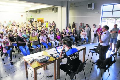 Un centenar de vecinos de  Magraners asistieron a la charla sobre seguridad ciudadana. 