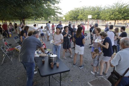 La plataforma “Sí Espais Verds a Ciutat Jardí” celebró ayer una merienda popular.