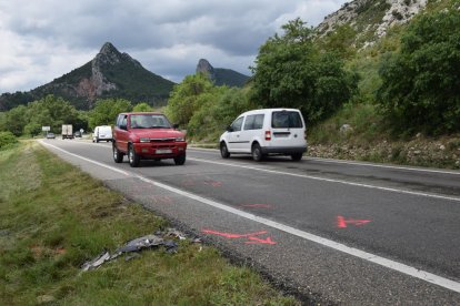 Marcas de los equipos de emergencias en el lugar del accidente.