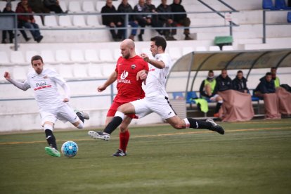 Vendrell, del Alpicat, ante la oposición de dos jugadores locales.