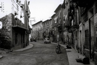 Una imatge dels anys 60 del carrer Saragossa de Mequinensa, que va ‘desaparèixer’ sota el pantà.