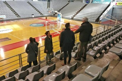 Un moment de la visita dels responsables de l’ASOBAL, ahir al pavelló Barris Nord.