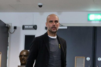 Pep Guardiola va lluir el llaç groc a la solapa durant la final de la Copa de la Lliga a Londres.