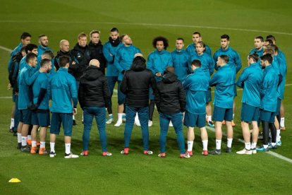 La plantilla del Madrid se entrenó ayer en el escenario del partido.