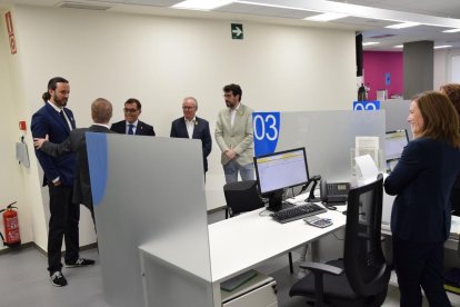 El secretario de Hacienda de la Generalitat y presidente del ATC, Albert Castellanos, acompañado del director de la agencia catalana, Eduard Vilà, y el alcalde de este municipio, Albert Batalla, han visitado la Oficina Territorial en la Seu d'Urgell.