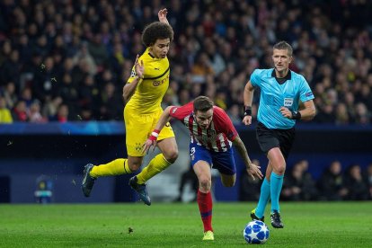 Saúl Ñíguez pelea un balón con Axel Witsel.