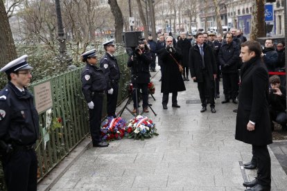 Macron rinde homenaje al gendarme asesinado por los yihadistas, ayer hace tres años en París.