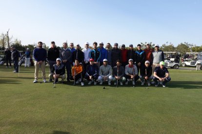 Foto de família dels jugadors professionals que participen en el torneig ahir abans de començar a jugar.