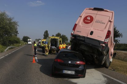 Imagen del tráiler y la furgoneta de mantenimiento de carreteras del accidente de Bell-lloc.