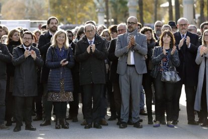 Buch i Lloveras, acompanyats pel Govern i els líders independentistes, ahir, a Barcelona.