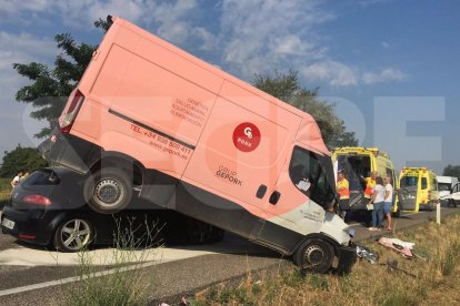 Choque entre un coche y una furgoneta en l'N-240