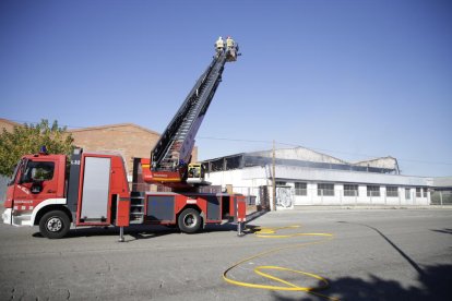 Un incendi calcina una nau industrial en el polígon El Segre