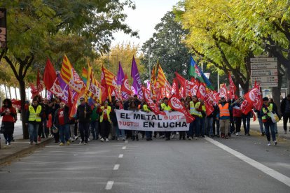 Més de mig miler de persones es manifesten fins a la seu de la patronal Femel per exigir millores salarials i laborals