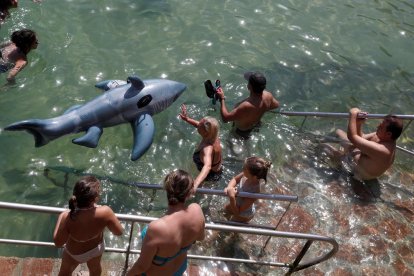 Alerten del perill que els nens es banyin amb figures inflables al mar