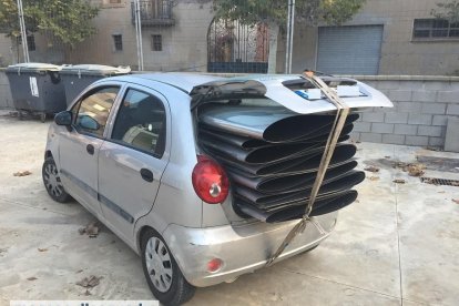 Los Mossos sorprendieron al supuesto ladrón con el coche cargado de planchas de acero inoxidable.