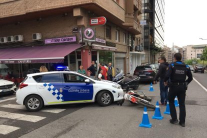 Agents de la Urbana, amb el ciclomotor al lloc on es va produir l’accident.