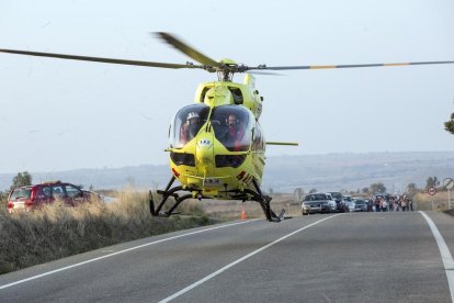 Momento en el que el helicóptero del SEM evacuó al motorista herido crítico. 