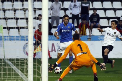 Pedro Martín encara con el balón a Cristian Rivero.