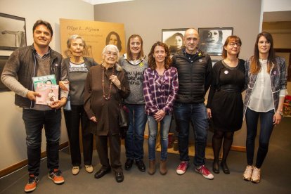 Pilarín Minguell i Josefina Vidal (segona i tercera per l’esquerra), amb les autoritats i les tècniques.