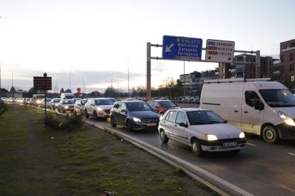 Cues per entrar a la rotonda de l’Ll-11 amb avinguda de l’Estudi General, la setmana passada.