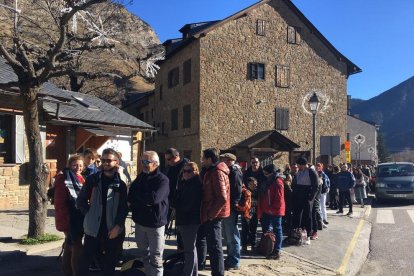 Una larga cola de turistas esperaba ayer para tomar un taxi a Aigüestortes en Espot